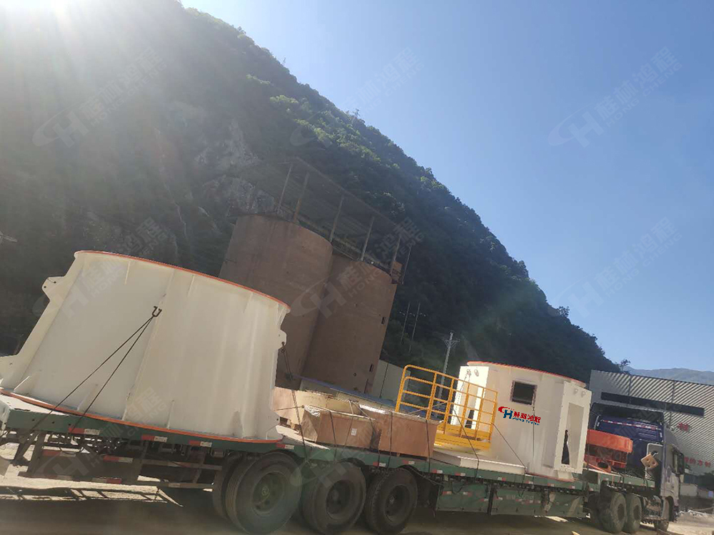 國(guó)內(nèi)某碳酸鈣企業(yè)迎來三臺(tái)HLMX1700超細(xì)磨粉機(jī)立式磨粉機(jī)和HC1900大型雷蒙磨安裝工程順利開展喜訊！
